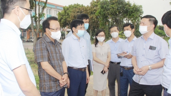 Đoàn giám sát chuyên đề HĐND tỉnh Nghệ An khảo sát một số dự án chậm tiến độ tại thị xã Cửa Lò 	 Ảnh: Mai Hoa